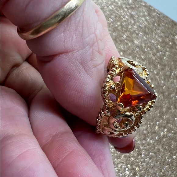 Vintage Lee Sands Triangular Amber Filigree Gold Hue Ring - Picture 4 of 8